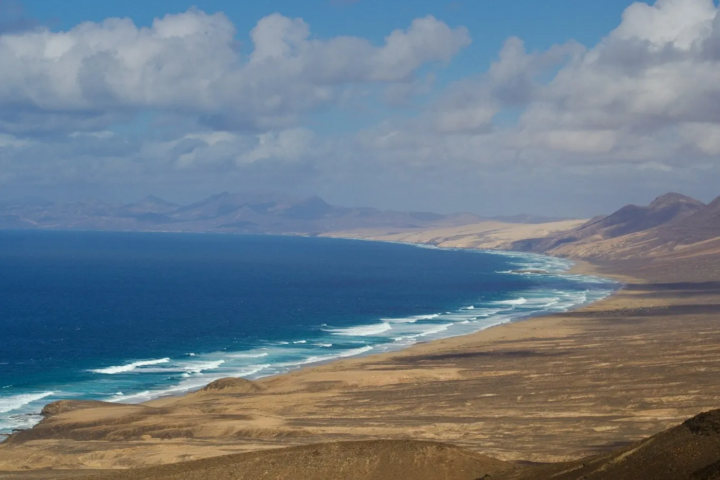 Playa de Cofete y las montañas de Jandía, en el sur de Fuerteventura